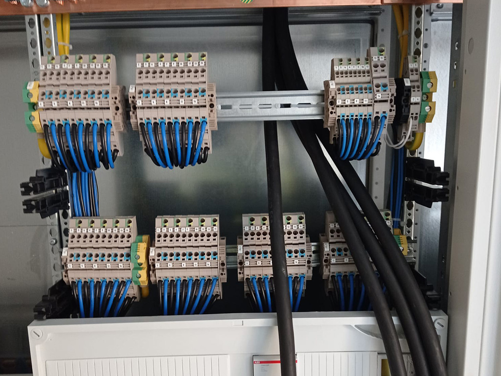 Installation von elektrischen Geräten