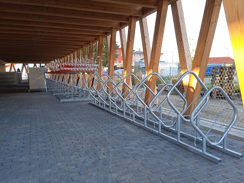 Installation von Fahrradboxen und Ladestationen