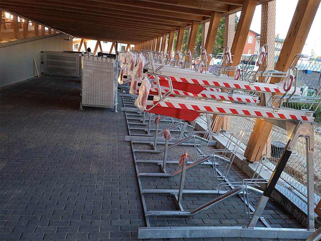 Installation von Fahrradboxen und Ladestationen