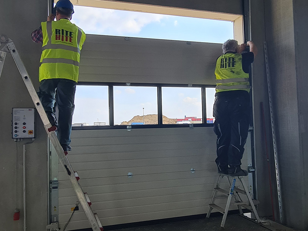 Installation von Rolltoren und Schnelltoren in Logistikzentren