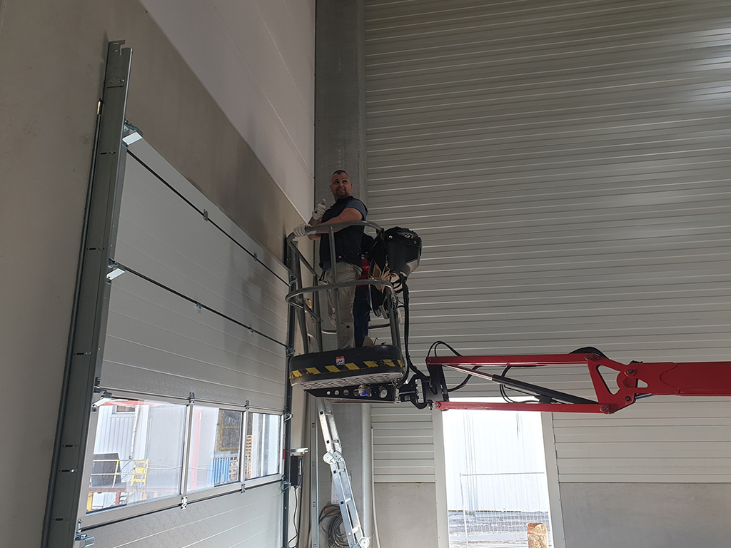 Installation von Rolltoren und Schnelltoren in Logistikzentren