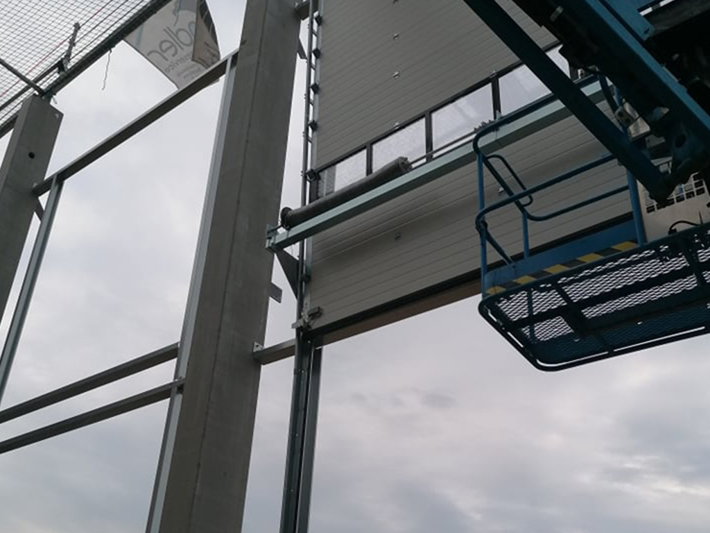 Installation von Rolltoren und Schnelltoren in Logistikzentren