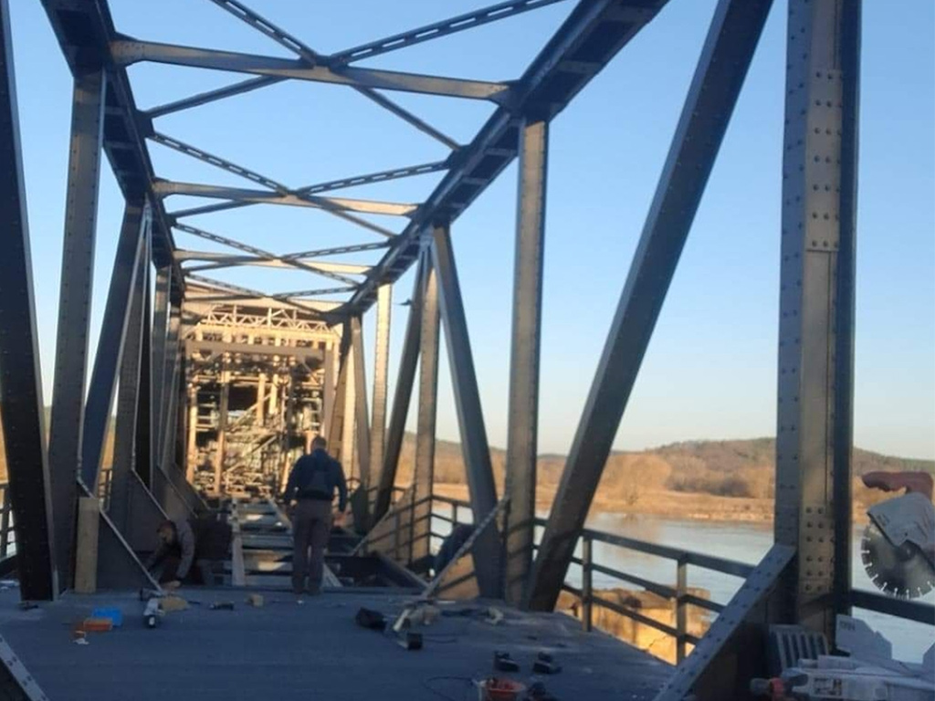 Rekonstruktion einer Eisenbahnbrücke auf einem Radweg